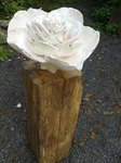 rose en grès (30cm) sur vieux bois de chêne